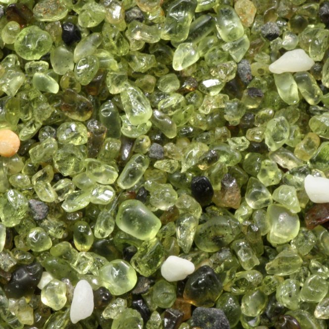 Đá olivin tạo nên sắc xanh ôliu cho bãi biển Papakolea